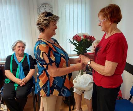 Predsednica društva šentviških likovnikov Milka Gruden in Milena Bojc